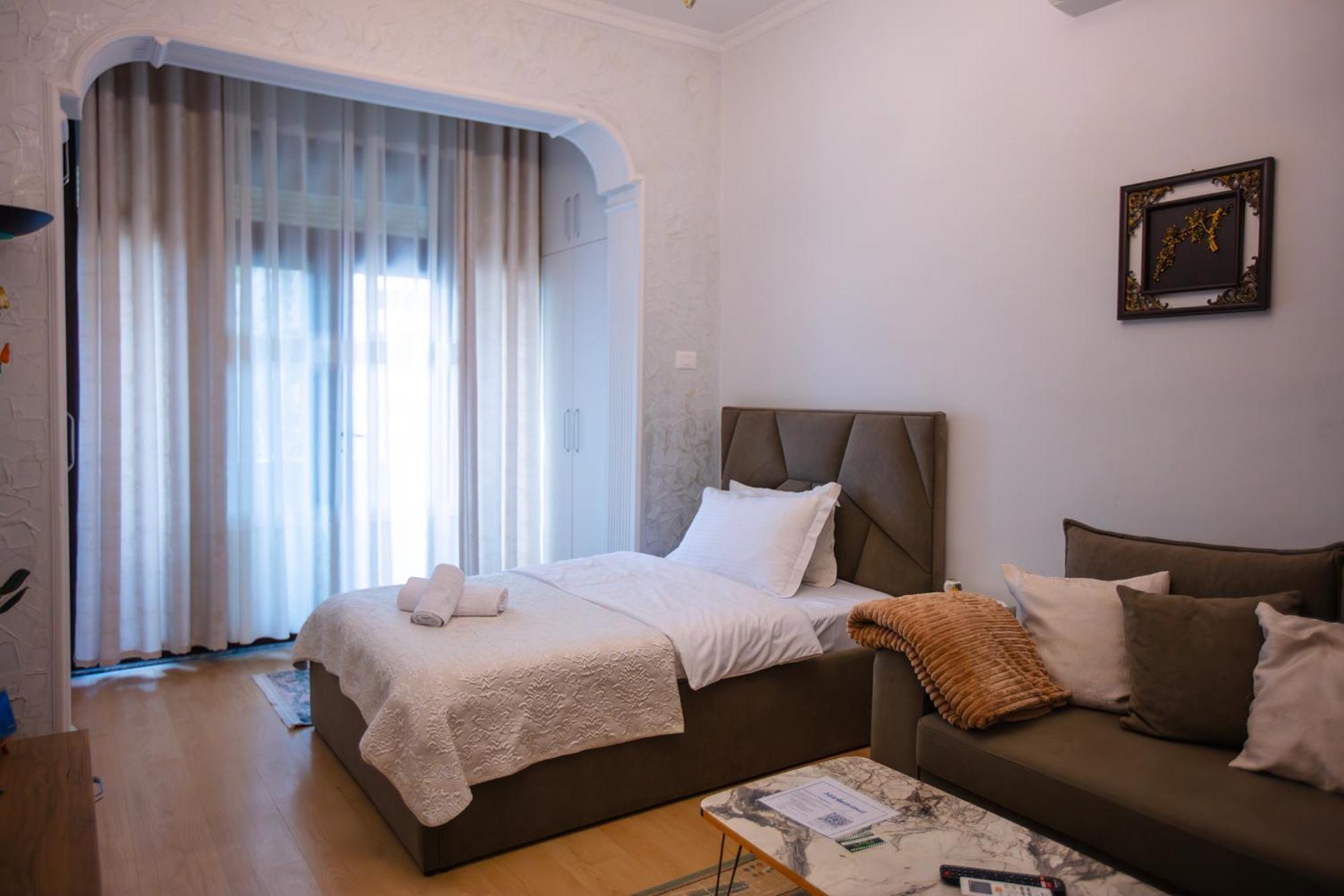 Center - Zogu I Boulevard Апартаменти